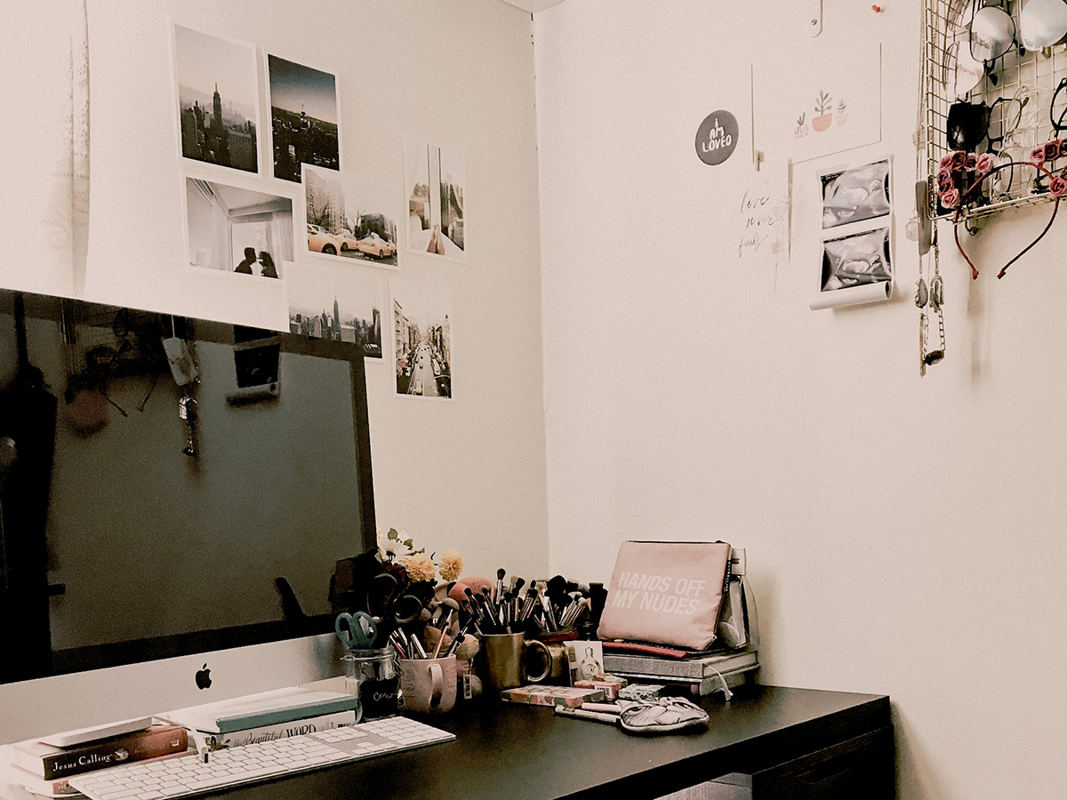 photo-prints-above-desk